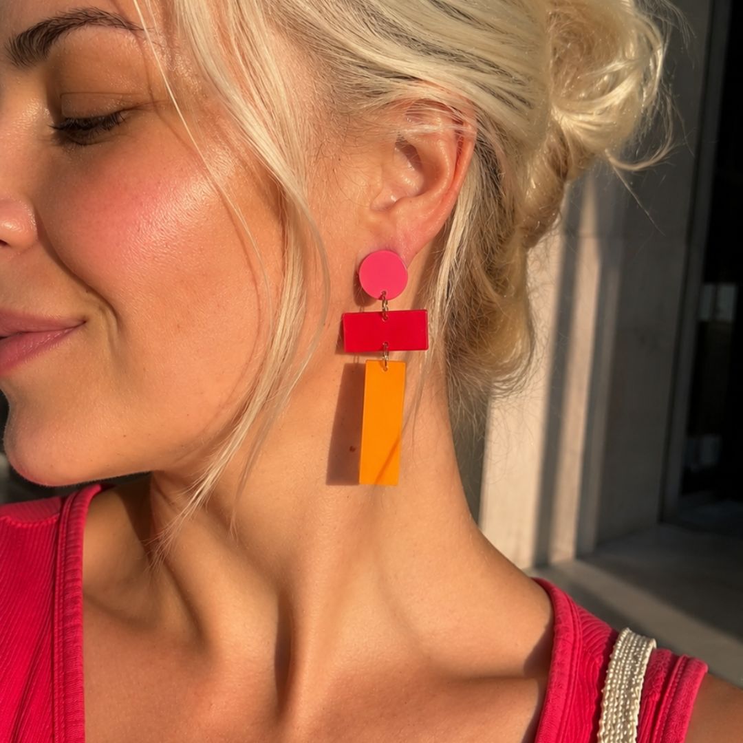 Vienne en Rose Betty Statement Ohrringe getragen Rosa, Rot und Orange