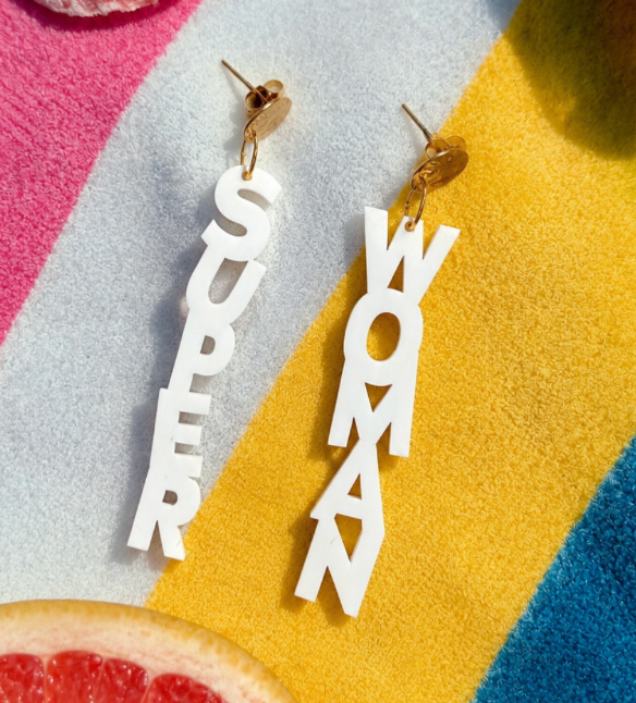 Superwoman Ohrringe in Weiß mit Stecker in Gold