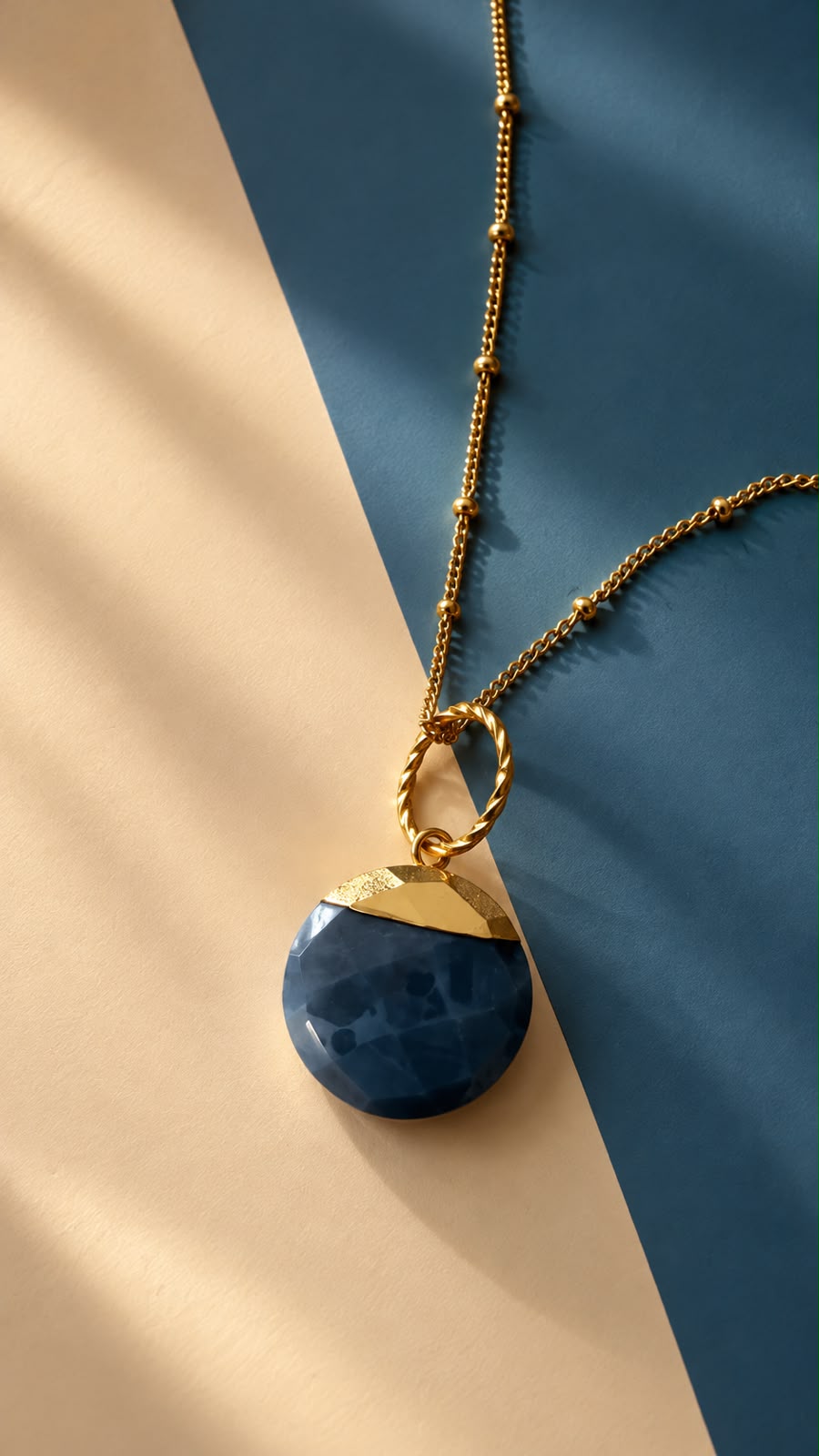 Goldene Halskette mit dunkelblauem Charm Nahaufnahme