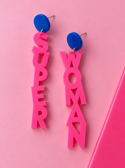 Superwoman Ohrringe in Pink mit blauen Steckern