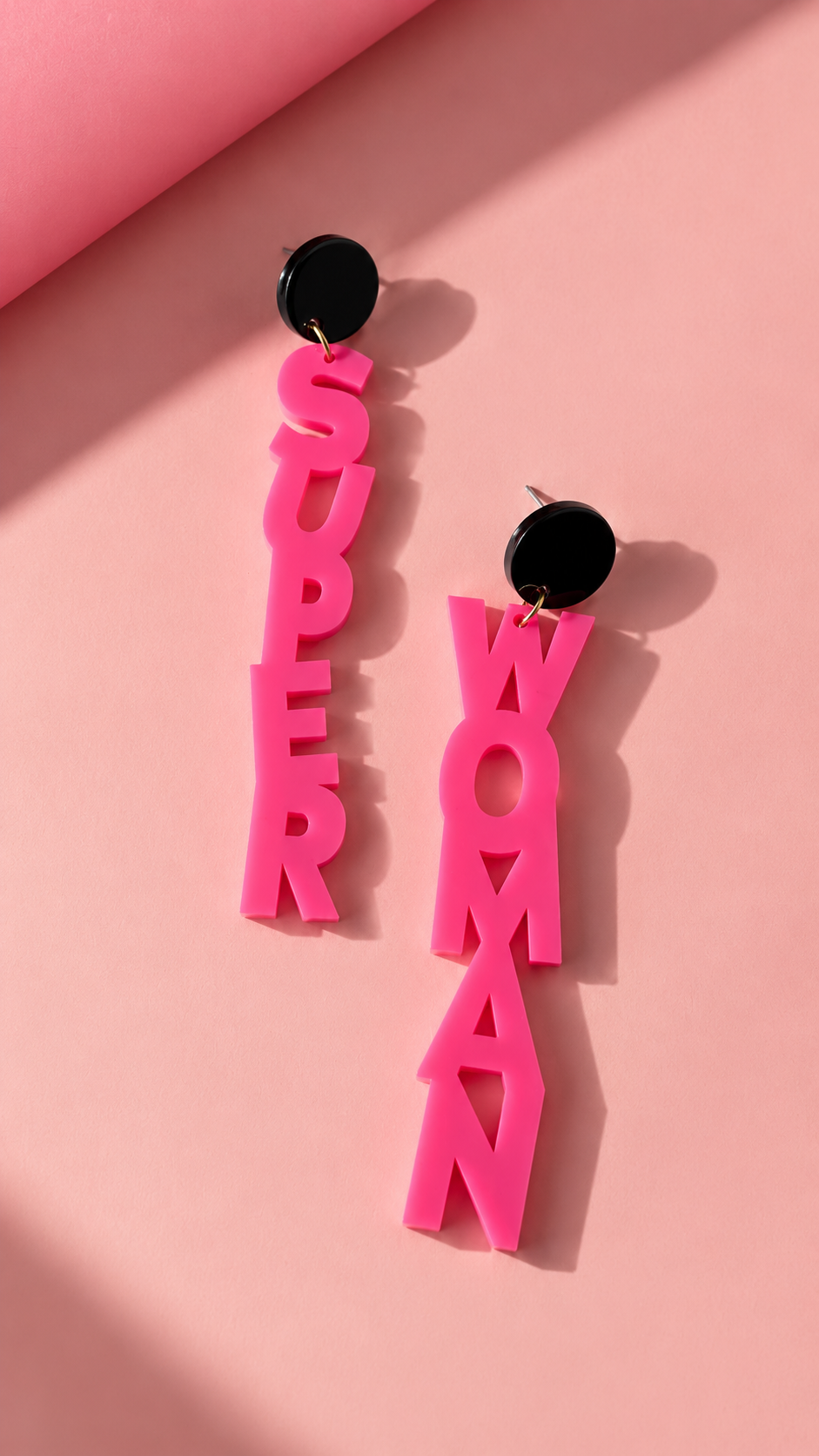 Superwoman Ohrringe Pink mit schwarzen Steckern