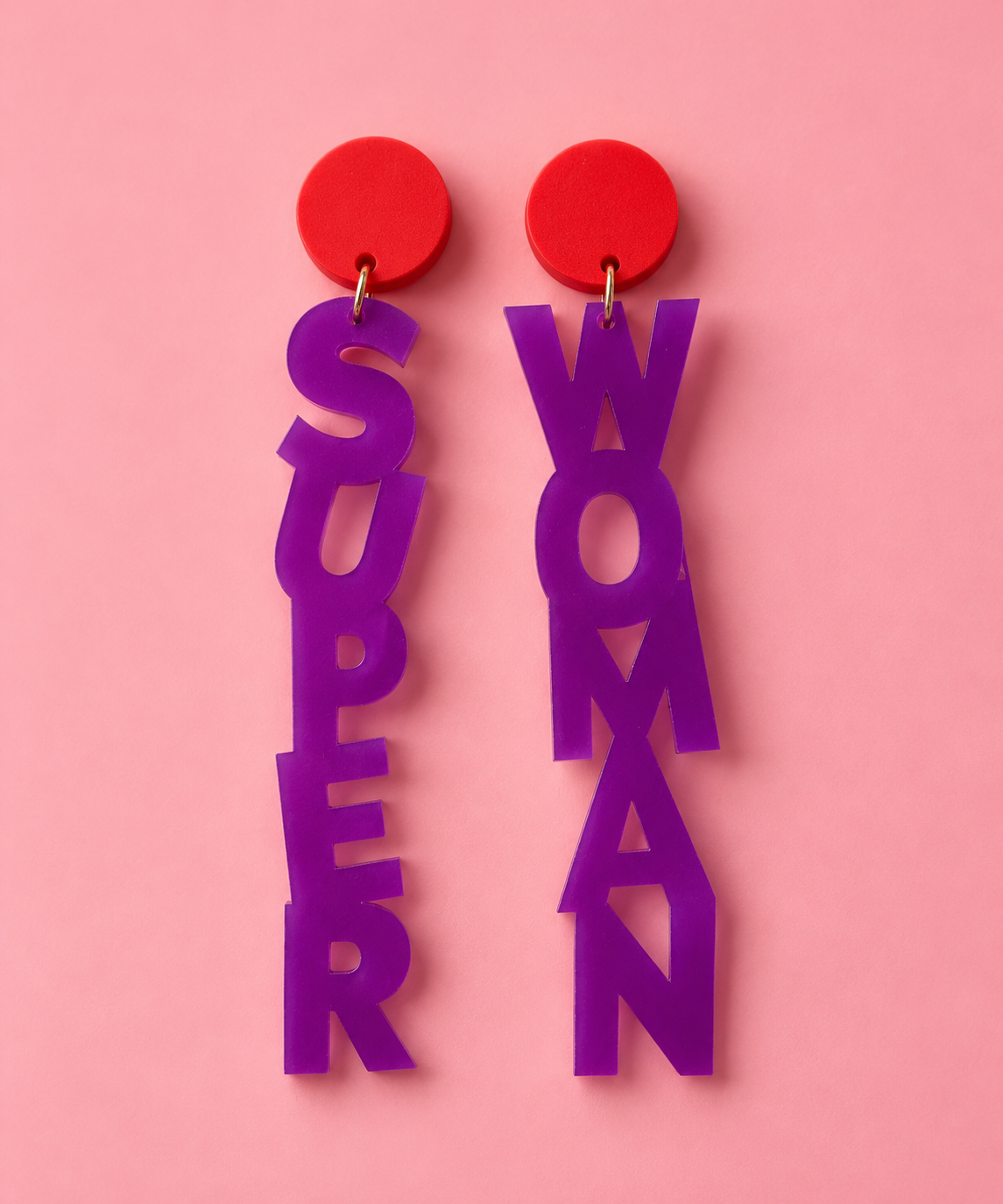 Superwoman Ohrringe in Lila mit roten Steckern